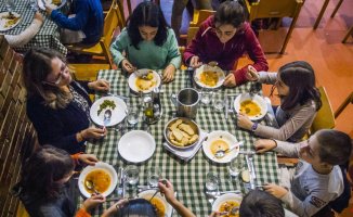 Ayuso announces the 12.7% increase in school canteens after the elections