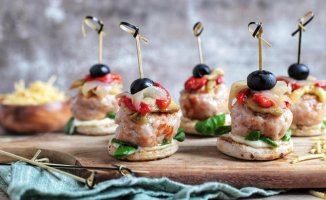 The easiest and juiciest mini rabbit burgers with escalivada and aioli