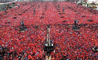 More than a million attendees dye Istanbul red during an Erdogan meeting