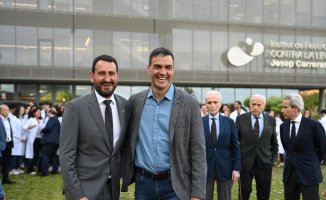 President Pedro Sánchez visits the Carreras Foundation in Badalona