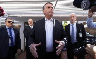 Police search Bolsonaro's house and arrest six people for falsifying vaccination certificates