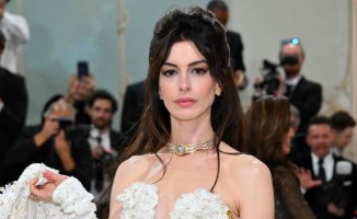 Anne Hathaway Covers the Iconic 'That Dress' at the Met Gala
