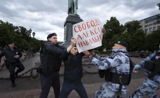 The police detain several activists in the center of Moscow who demanded the release of Navalni