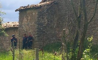 A man entrenches himself in a farmhouse after injuring another with a pellet gun