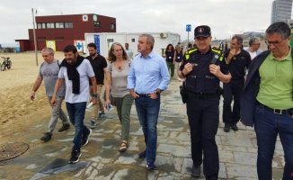 Jaume Collboni visits the beaches of Barcelona to assess their condition after the night of Sant Juan