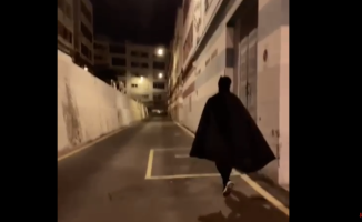 A "justiciar" dressed as Batman returns the street to the neighbors in Gran Canaria