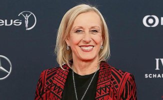Martina Navratilova announces that she has overcome her throat and breast cancer
