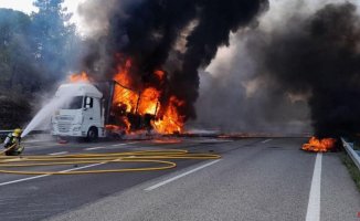 The fire of a truck forces to cut the AP-7 northbound in Girona