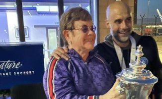 Elton John receives Guardiola's City at the airport after winning the FA Cup