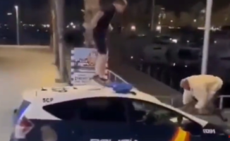Two men arrested for jumping on a police car in Alicante