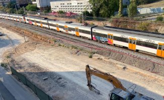 A squatter locks himself in the Sant Feliu train station and paralyzes its demolition