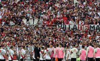 A River Plate fan dies after falling from the stands of the Monumental Stadium