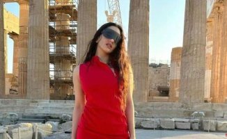 Rosalía could face a fine for visiting the Acropolis of Athens in heels