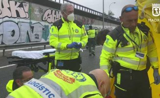 A firefighter and an off-duty doctor attend to a seriously ill motorist until the emergency team arrives in Madrid