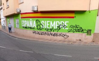 Vox denounces graffiti at its headquarters in Nàquera, the town that has banned LGTBI flags