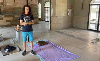 Adif denounces the occupation of the station of Sant Feliu de Llobregat that has stopped its demolition