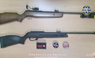 Denounced for shooting with compressed air shotguns in a public park in Seville