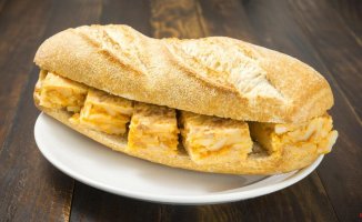 A tortilla sandwich is ordered in a Vigo bar and the supplement they charge sparks outrage