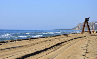 Alicante prohibits bathing in the popular Urbanova beach due to the poor quality of the water