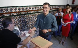 Pedro Sánchez, the first of the candidates to vote