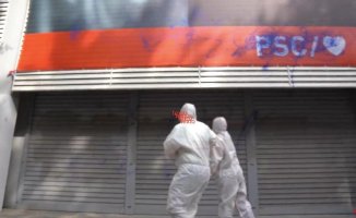 Young independentistas vandalize the headquarters of PSC, PP and Vox in Barcelona