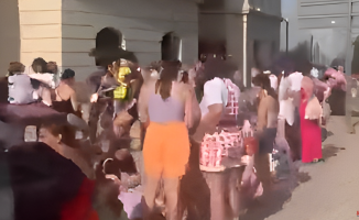 Long queues for the Harry Styles concert in Barcelona in the middle of a heat wave
