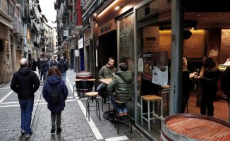 He kills a woman in a bar in Pamplona and turns himself in to the Police