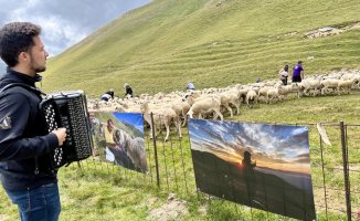 A photographic and gastronomic exhibition honors the shepherds and cattle in Àssua