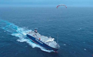 Seawing, a technology that can drag cargo ships with kites to reduce emissions