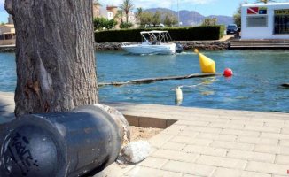 Two cars fall into the Empuriabrava canal: one dead and six injured
