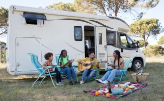 The DGT changes the regulations to clarify the difference between parking and camping