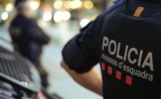 The Mossos are looking for two thieves after robbing a bank in Oliana and tying up a worker