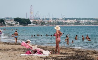 Tourism cools off on the Catalan coast and suffers to fill hotels