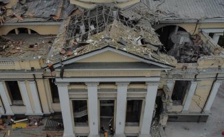 A Russian bombardment destroys the Orthodox cathedral of Odessa