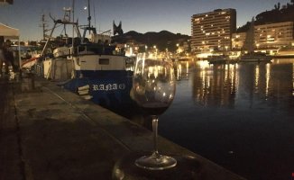The fishermen's market in Puerto de Arenys hosts a wine fair related to the sea