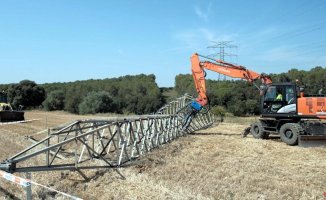 Red Eléctrica demolishes the towers of the 132 Kv line between Juià and Santa Llogaia that compacted with MAT