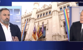 The 'cut' of Pedro Piqueras to Santiago Abascal for the LGTBI flag in public buildings