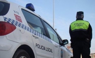 A woman who tried to attack several police officers with a stick was arrested in Cádiz