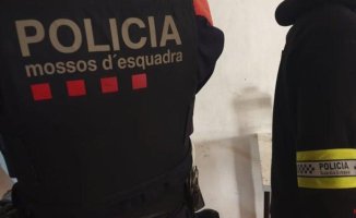 The Mossos arrest four people for defrauding 150,000 euros in electronic material