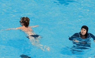 The veto in a swimming pool of a veiled woman stirs the political debate in Valencia