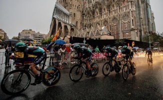 The rain steals the show at the start of the Vuelta in Barcelona
