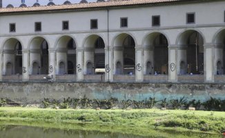 Another tourist vandalization: they paint graffiti in the Vasariano Corridor in Florence