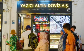 Long queues at the Grand Bazaar of Istanbul currencies