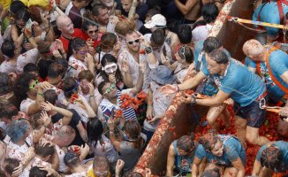 Red colors Buñol in La Tomatina, its most international festival with more than 20,000 participants
