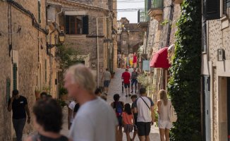 2,000 inhabitants and 800,000 visitors: the touristification of Valldemossa