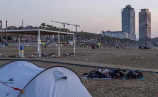'Low cost' tourists stop and eat on the beaches in the center of Barcelona