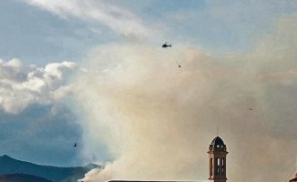 The strong north wind pushes a fire out of control in Portbou