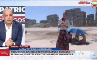 The funny stumble of a cameraman from 'En boca de todos' on a beach in Alicante: "We are indeed the resistance"