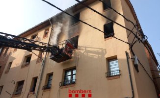 A fire allegedly caused by two squatters burns an apartment in La Mariola de Lleida