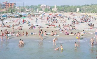 Massimo Vitali's idyllic summer: beaches, festivals and fun